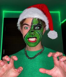 Hottie Jeremy!!  618a84f071d13.jpg