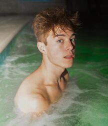 Hottie Jeremy!!  618a84f3c0e64.jpg