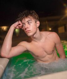 Hottie Jeremy!!  618a84f58f063.jpg