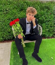 Hottie Jeremy!!  618a84f75e865.jpg