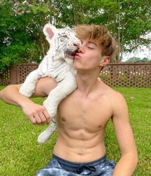 Hottie Jeremy!!  618a850c2056a.jpg