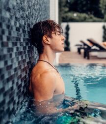 Hottie Jeremy!!  618a850dba17d.jpg