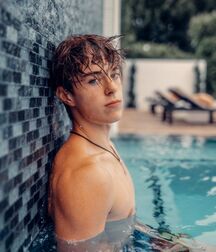 Hottie Jeremy!!  618a850f64158.jpg