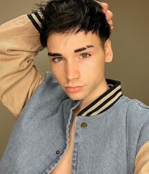 Hottie Zac!!  618b159ee3ccc.jpg