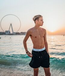 Hottie Mark!!  618b1a4fa3c24.jpg