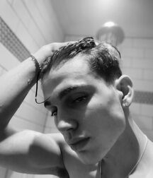 Hottie Vinnie!!  618e82323aac1.jpg