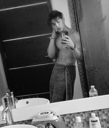Hottie Vinnie!!  618e823923102.jpg