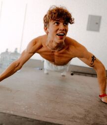Hottie Vinnie!!  618e823adcdac.jpg