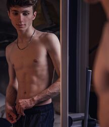 Hottie Luke!! 618e829d39444.jpg