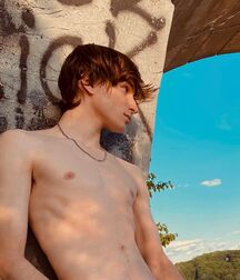 Hottie Luke!! 618e82b3d5a66.jpg