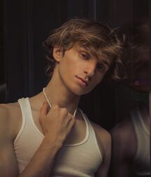 Hottie Luke!! 618e82b910efa.jpg