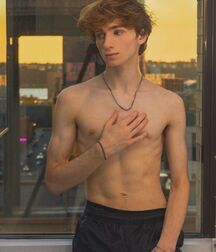 Hottie Luke!! 618e82c225b71.jpg