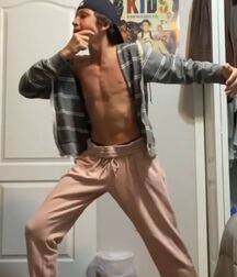 Hump Night Boyzzzzz!! 61a81a01e16c9.jpg
