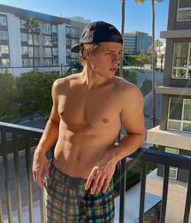 Monday Boyzzzzz!! 61c0f6ccad5e3.jpg