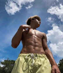 Hump Day Boyzzzzz!! 61c3936f1e583.jpg