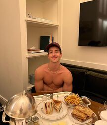 Monday Boyzzzzz!! 61ef15a738c24.jpg