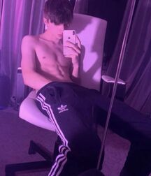 Selfie Boys!!  61fff035c151f.jpg