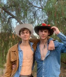 Hump Day Boyzzzzz!! 620d69225bc56.jpg