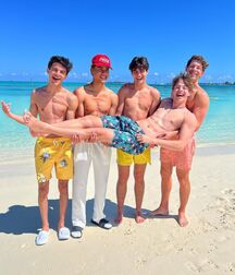 Tuesdays Boyzzzzz!! 6227cca856e7f.jpg