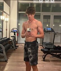 TGIF Boyzzzzz!! 622c125e1dd9a.jpg