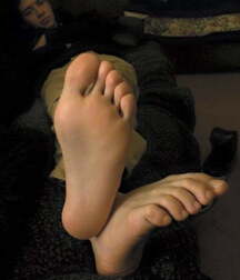 feet sniff 5ee2a7887d8cf.jpg