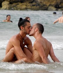 kiss boys gay tube 5f58050998574.jpg