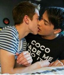 kiss boys gay tube 5f58050c9e75e.jpg