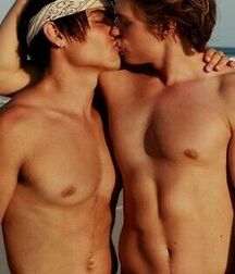 kiss boys gay tube 5f58051bc8264.jpg