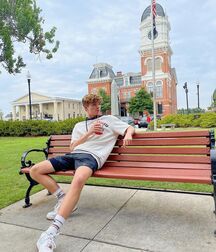 • Manspread • 61309f3f458d6.jpg