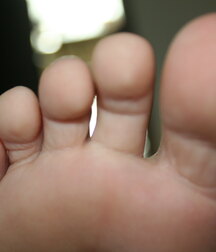 Toes, toes and more toes  62fb349e1bb28.jpg