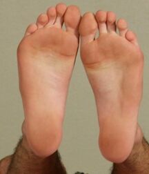 Toes, toes and more toes  62fb349f9a8fc.jpg