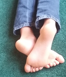 Toes, toes and more toes  62fb34f5d0df6.jpg