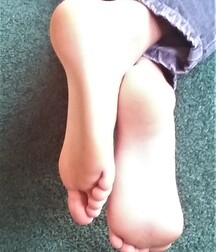 Toes, toes and more toes  62fb34f8af99b.jpg