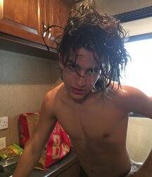 Aramis Knight Gay Tube 6007670410ac8.jpg