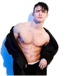 Thomas Doherty gay boys tube 60104ecd92e9f.jpg