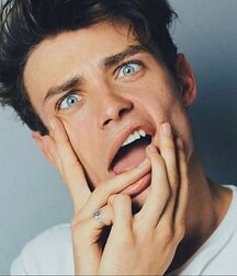 Thomas Doherty gay boys tube 60104efd29210.jpg