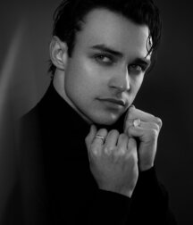 Thomas Doherty gay boys tube 60104f1a39ab8.jpg