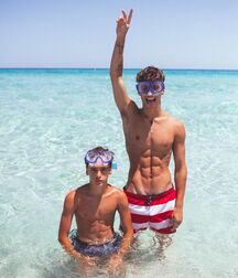 Hot Guys 2 5ff71db77d6a5.jpg