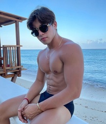 Hot Guys 38 61b05fab2c3da.jpg