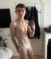 Hot Guys 49 61d467bda28d8.jpg