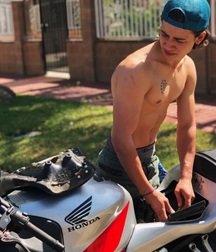 Hot Guys 49 61d467bff0488.jpg
