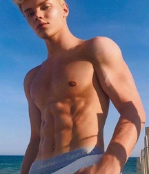 Hot Guys 61 62d0bcf8a2306.jpg
