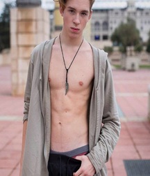 Hot Guys 61 62d0bcfb6e21e.jpg