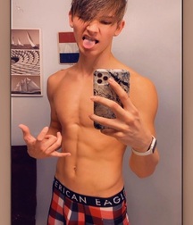 Hot Guys 61 62d0bd2b30f62.jpg
