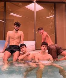 Hot Mixed Group Boys Twink Tube Straight 6249cb9eef3ec.jpg