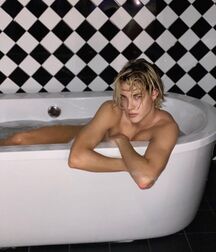 Publius Wet Boys 15 Shower Gay Tube  60a952ffc1384.jpg