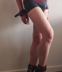 behind your back 56bb49a82cf0a.jpg