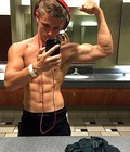 shirtless selfies 56dc3494c2021.jpg