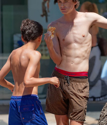 who wears short shorts 56ffdf485251d.jpg