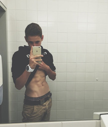 selfie shirtlifting 5730a71a3d814.jpg